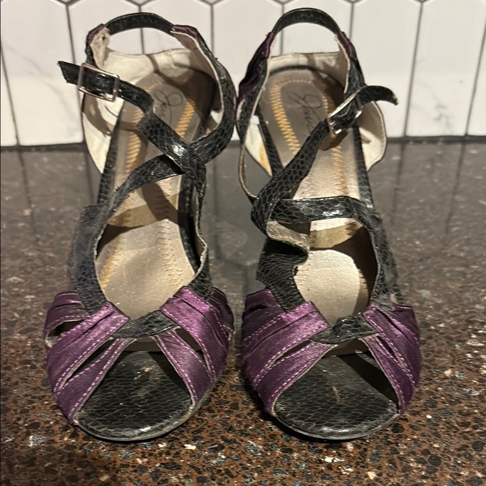 Jessica Elegant Purple and Black Women's Heels, size 7 - Picture 3 of 10